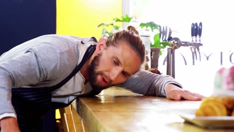 Waiter-cleaning-counter-with-napkin