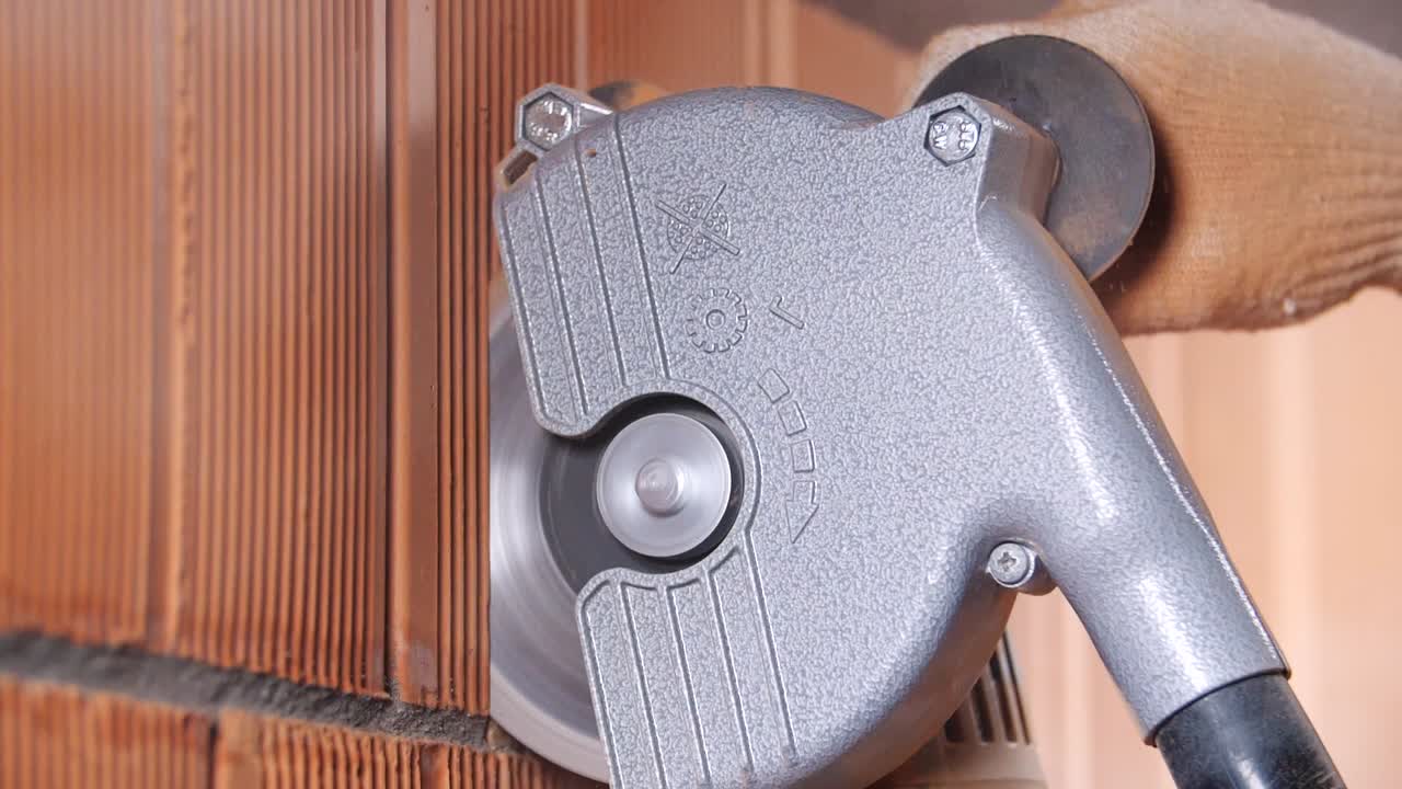 원형 도자기로 벽돌을 자르는 것