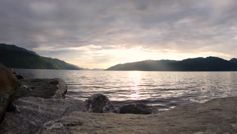 un lapso de tiempo de un åkrafjorden en noruega