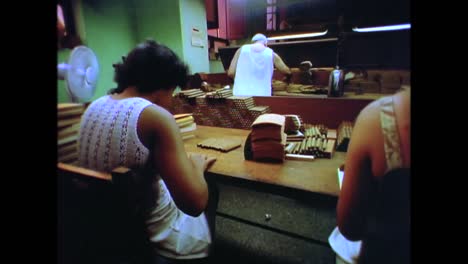 dentro de una fábrica de cigarros cubanos en la década de 1980 2