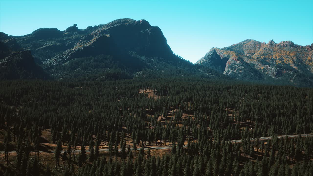 vista aérea de la carretera de montaña y el bosque