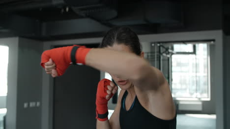 sesión de entrenamiento de boxeo femenino