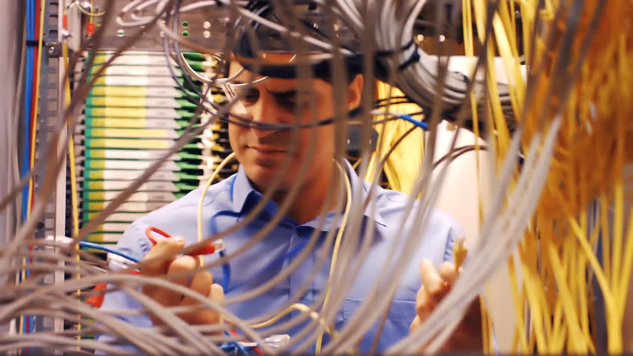 técnico de fijación de cables