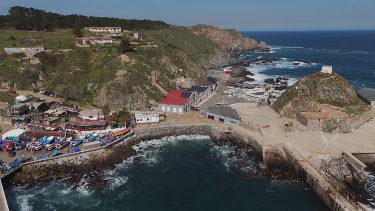 Vista aerea della Fondazione Museo Quintay, ex Museo della Baleniera, situata lungo la frastagliata costa cilena a Valparaíso, Cile. Ripresa in avanti.