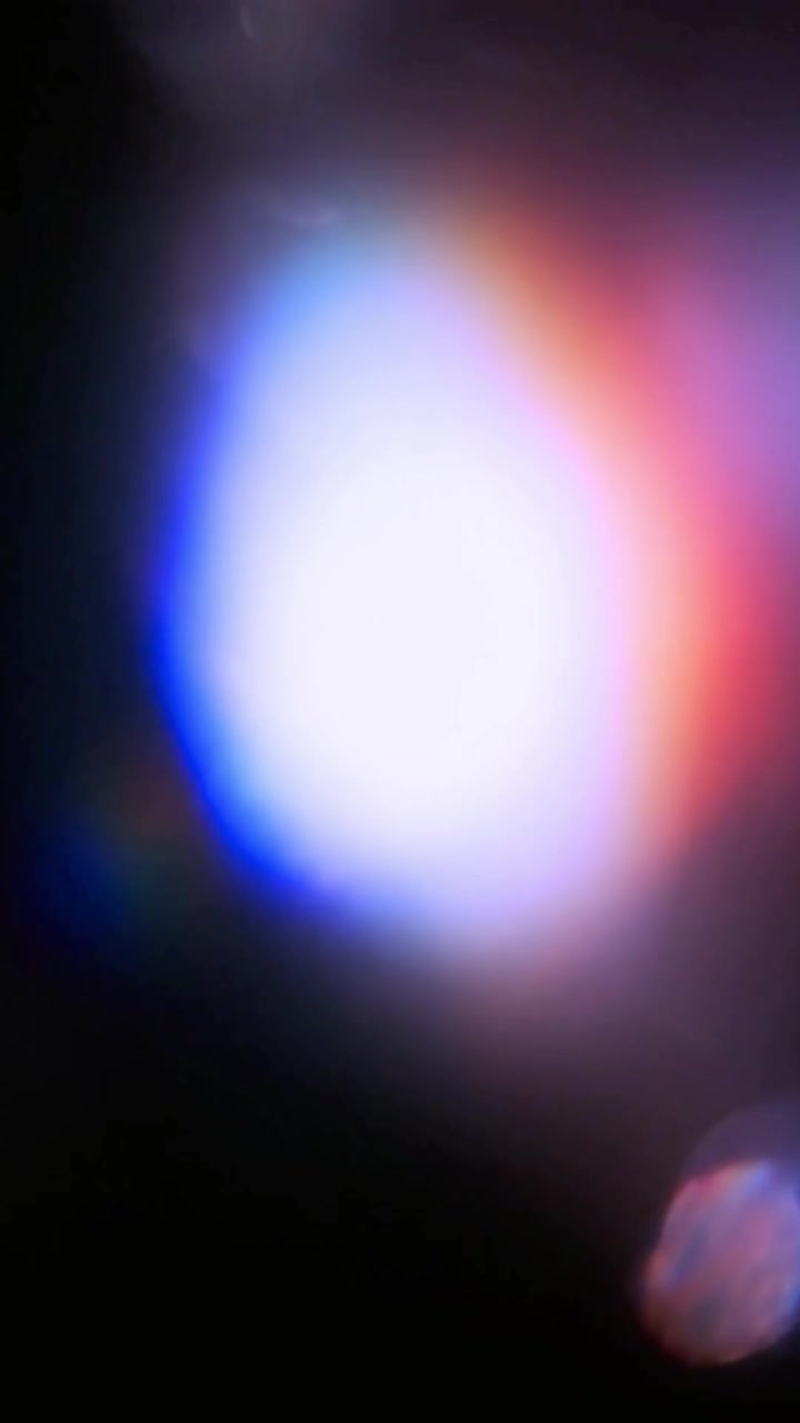 Sovrapposizione astratta di light leak con tonalità vibranti di blu e viola