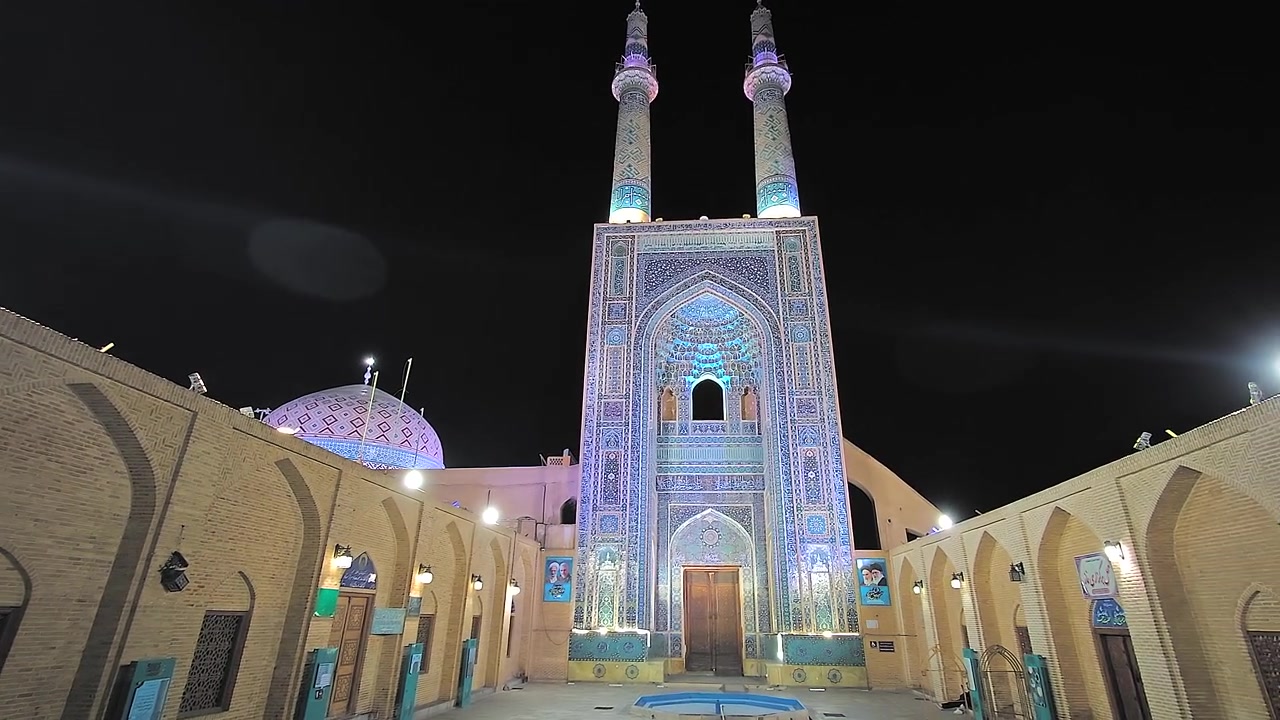 Nhà thờ Hồi giáo Jameh ở Yazd được chiếu sáng vào ban đêm