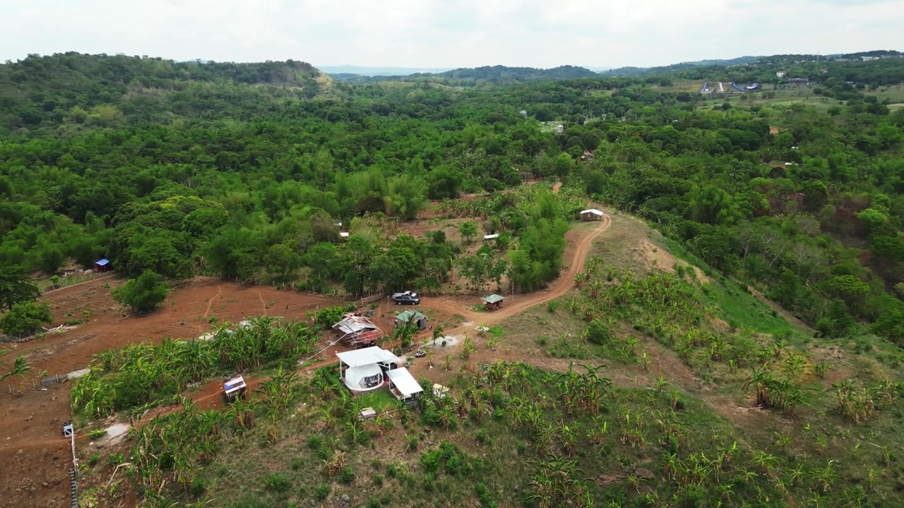 Luftpanorama over Tanay Rizal bjerglandskab med en kuppelformet indkvartering, Pililla floddalen og de landlige landskaber i CALABARZON Filippinerne.