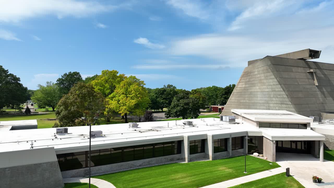 콘크리트 거인 근처 아래로 부드러운 트럭