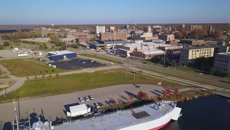 vista aérea del barco en el río, calles y edificios en muskegon, mi