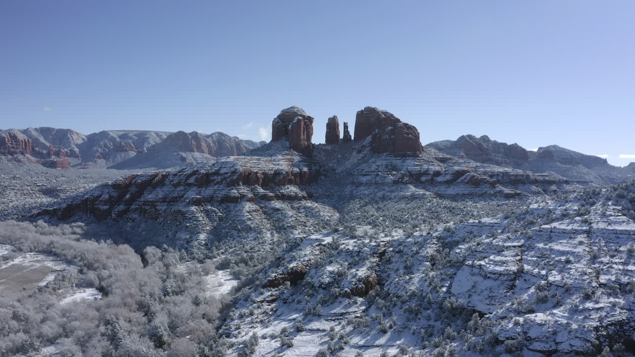 vista aérea 1 de la roca de la catedral cerca de oak creek, sedona, arizona - después de una nevada