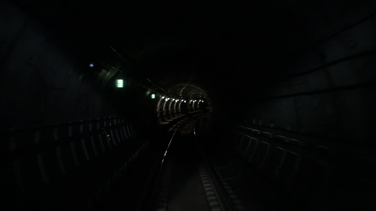 moviéndose a lo largo del túnel del metro