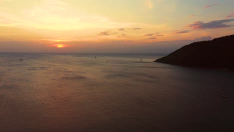 puesta de sol naranja sobre el mar