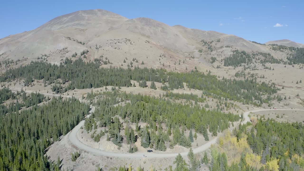 콜로라도에서 산을 통해 비행하는 무인 항공기