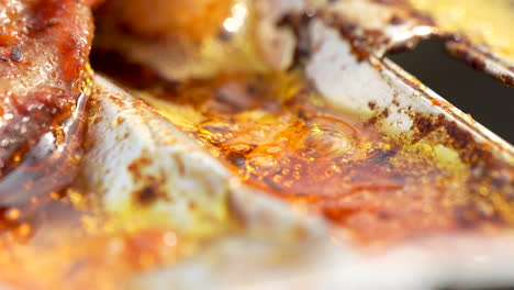 Primer-Plano-De-Carne-Chisporroteando-Debido-Al-Calor-Después-De-Ser-Frita-En-El-Restaurante.