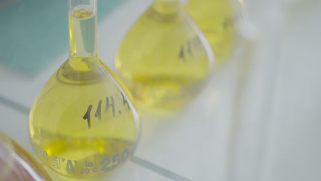 frascos de laboratorio con líquido amarillo