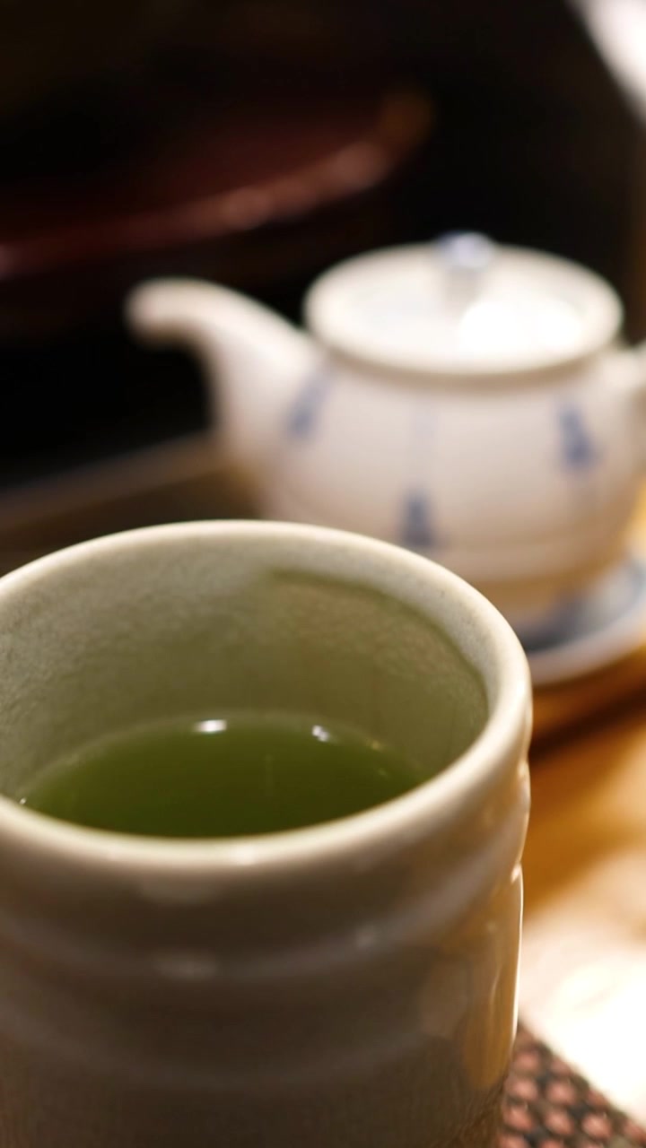 Versamento sequenziale di tè in una tazza di ceramica