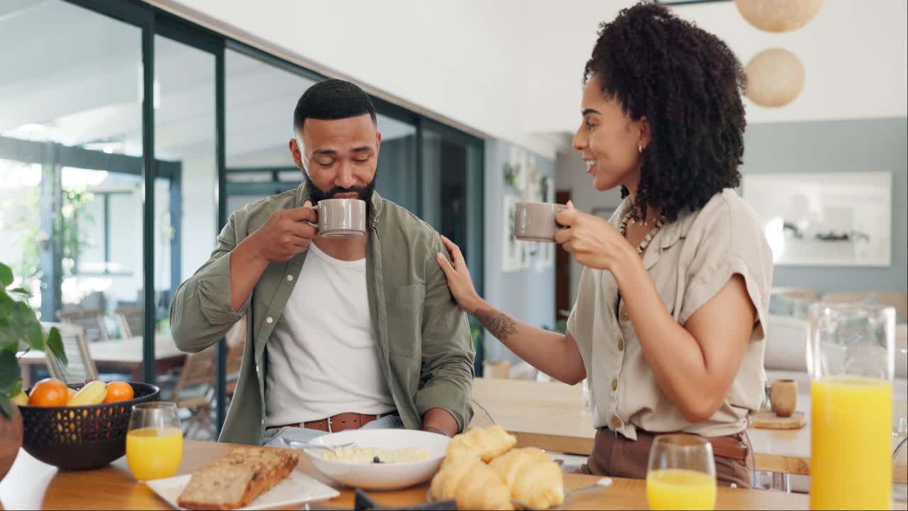 pareja disfrutando del desayuno juntos