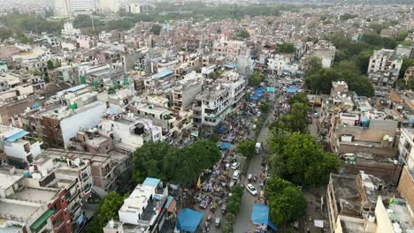 Tomas-Aéreas-De-4.000-Metros-Del-Mercado-Local-En-Los-Suburbios-Residenciales-De-Nueva-Delhi-En-Un-Hermoso-Día-Deslizándose-Sobre-Tejados,-Calles,-Parques-Y-Mercados-En-La-India.