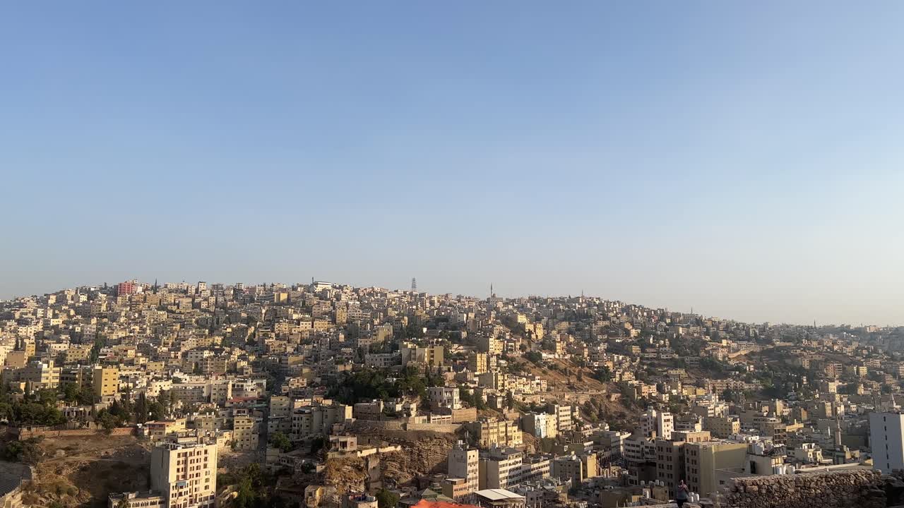 ciudad de ammán desde arriba la ciudadela de ammán con bandera de jordania con vistas al hermoso horizonte durante el día 4k