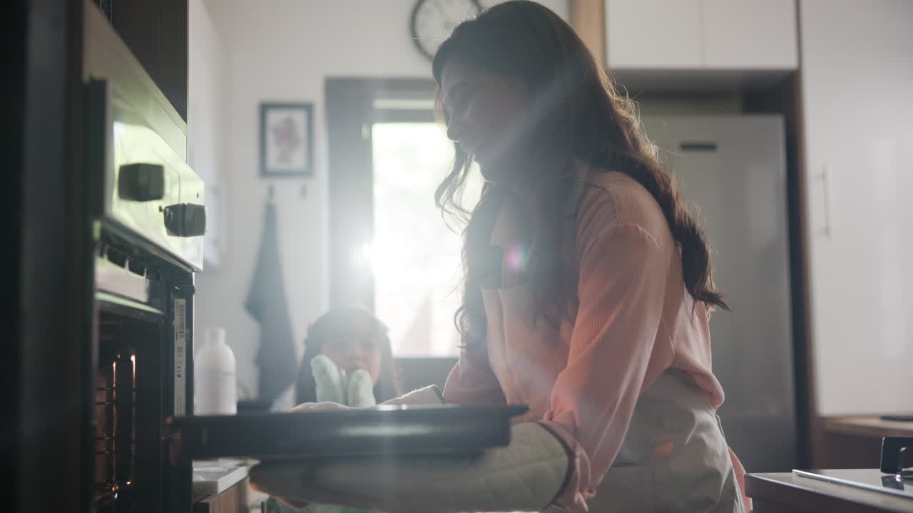 어머니 와 딸 이 함께 베이킹 하고 있다