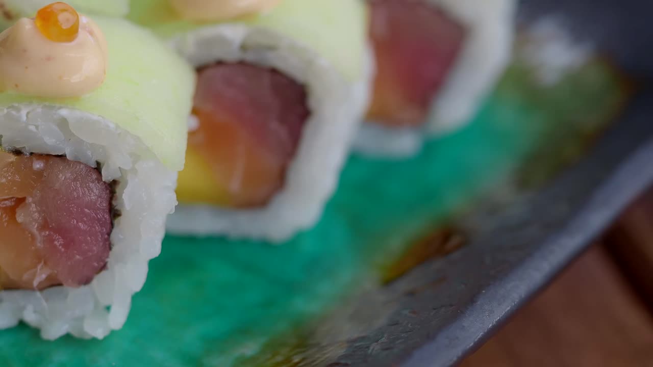 Deliziosi roll di sushi giapponesi con tonno e cetriolo.