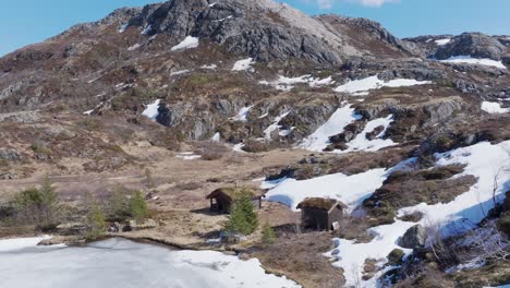 nieve y montañas en el lago palvatnet en tjern, osen, noruega