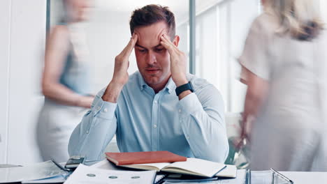 estrés, exceso de trabajo y dolor de cabeza con el hombre de negocios