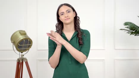 mujer india orando a dios