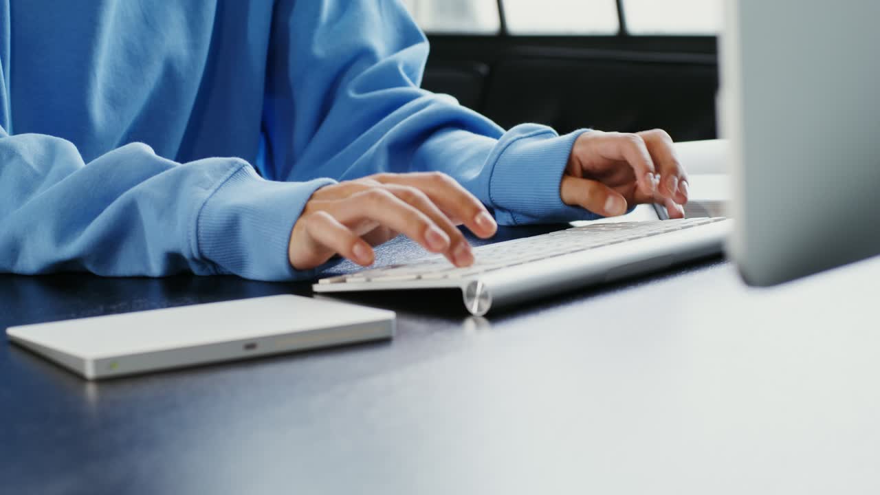 persona escribiendo en un teclado en un escritorio