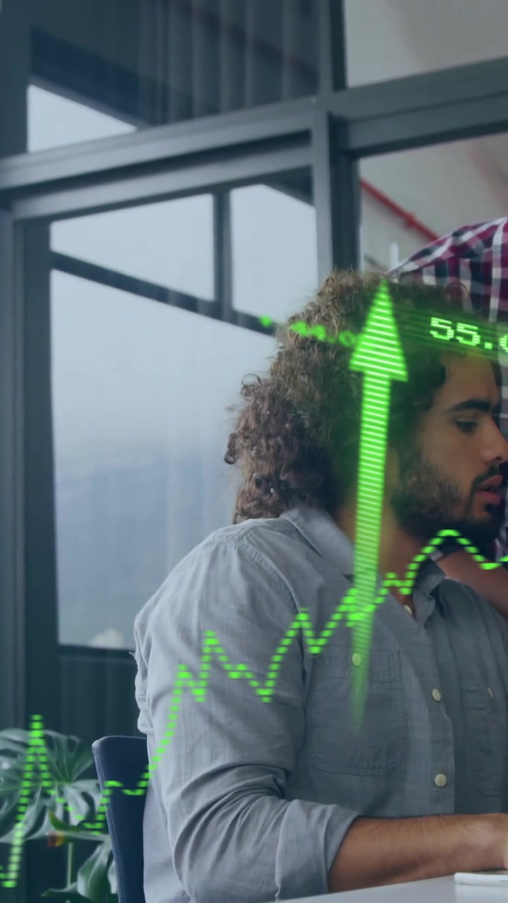 Animazione dell'elaborazione di dati finanziari con diversi colleghi che discutono di lavoro in ufficio