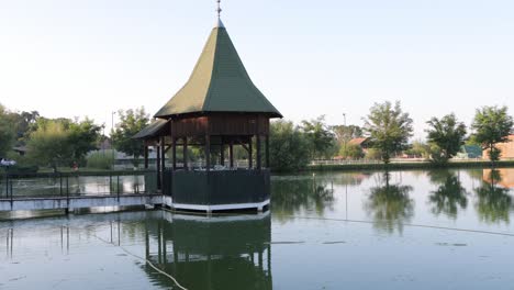 gazebo en el muelle en medio de un pequeño estanque en el lugar del evento, listo para la boda