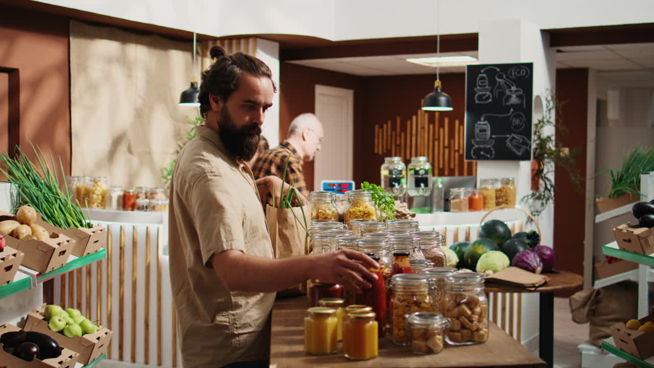 el cliente compra artículos de la despensa en la tienda biológica.