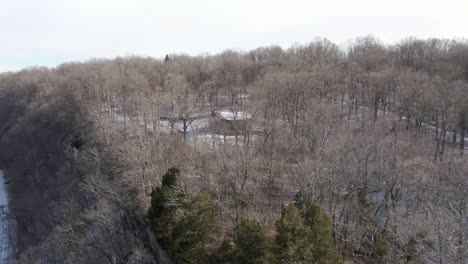 Luftaufnahmen-Von-Drohnen,-Die-Auf-Eine-Verlassene-Hütte-In-Einem-Wald-Zusteuern