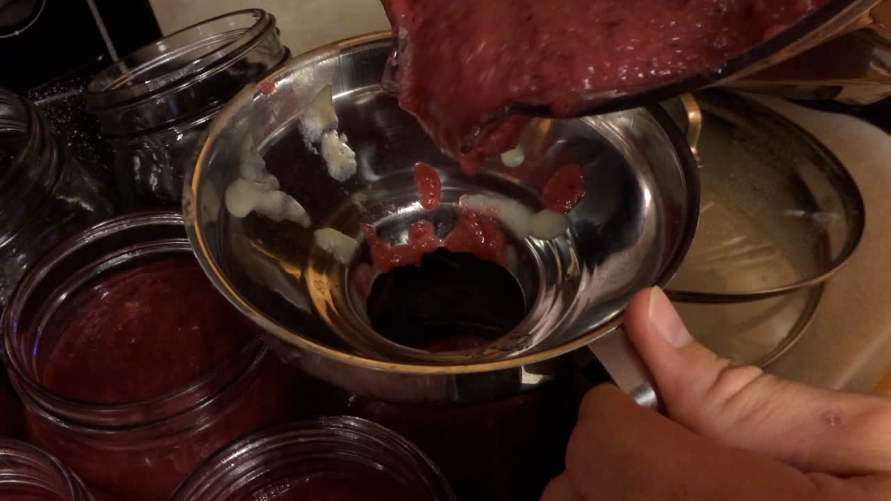 부엌에서 통조림 사과 소스의 클로즈업