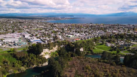 Taupo,-Wunderschöne-Neuseeländische-Stadt-Am-Großen-See-An-Sonnigen-Tagen