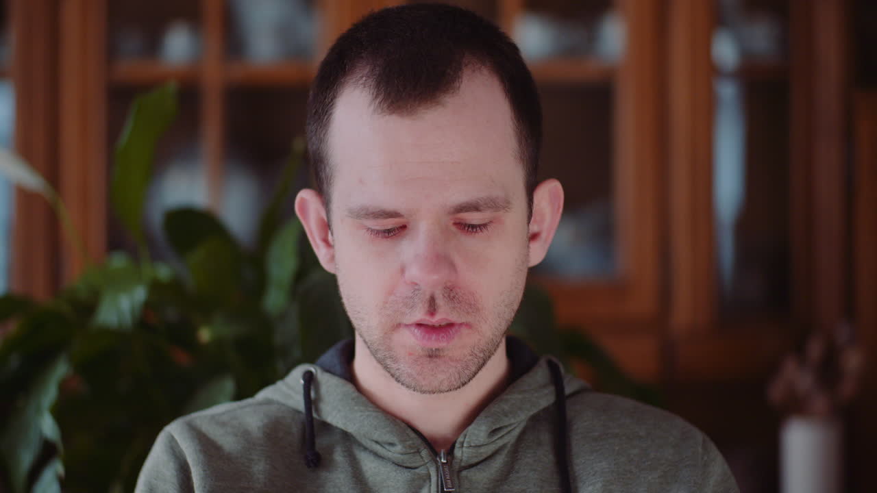 joven débil estornudando con temperatura tos 3