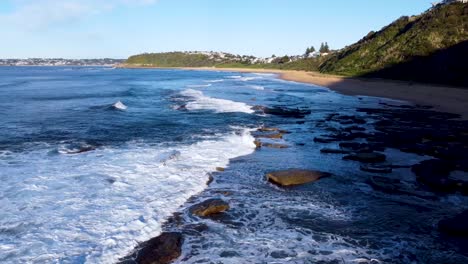 Drohnen-Antennenschwenk-Entlang-Der-Morgendlichen-Sandstrandküste-Von-Forresters-Beach-Town-Vorort-Von-Central-Coast-NSW-Australien-4k