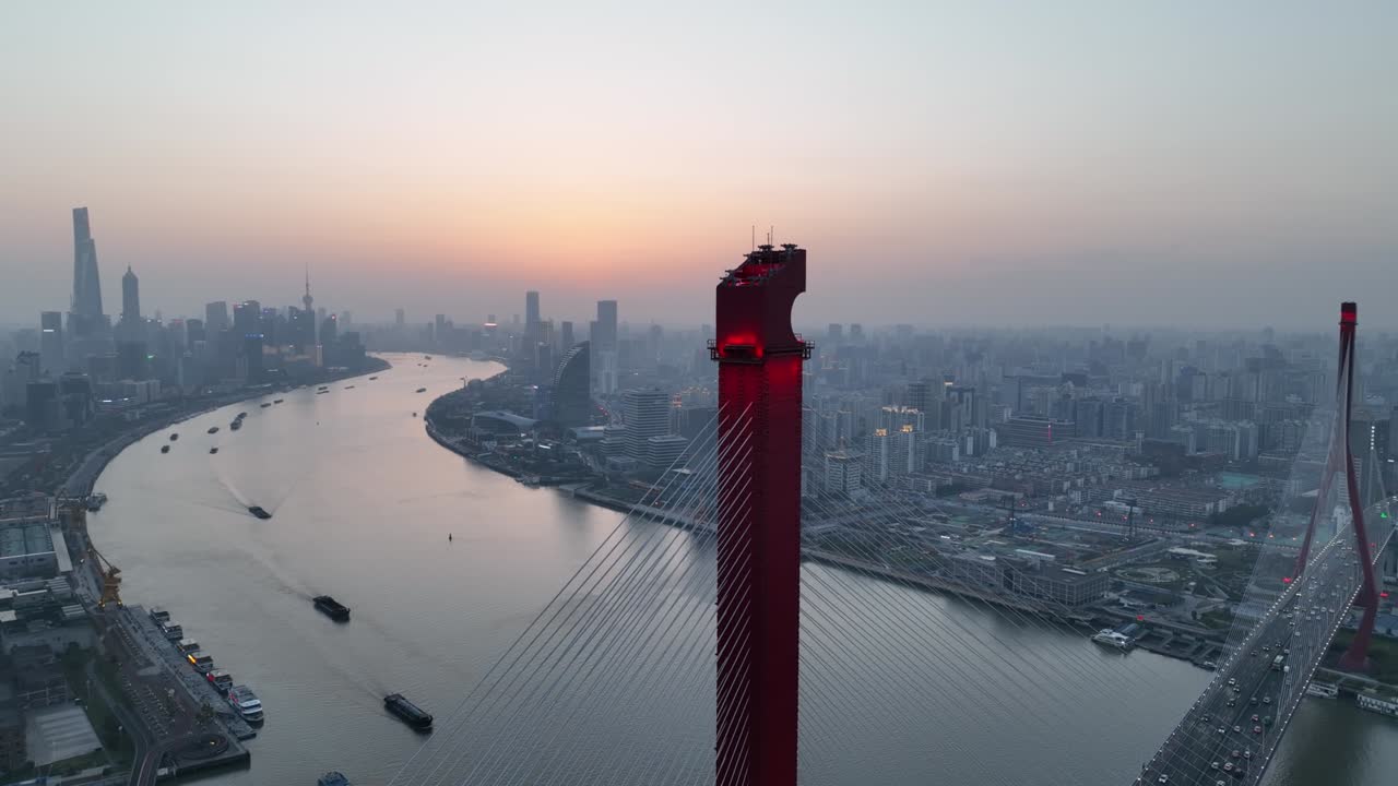 vista aérea de drones de la puesta de sol y el puente histórico en shanghai, china