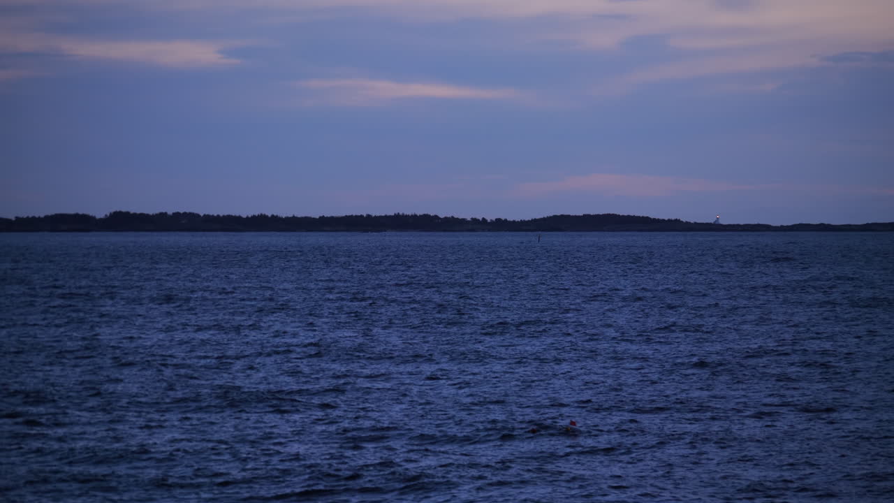 노르웨이 오스트 아그데르 주스토야에 있는 스카게라크 바다에서 고요한 아침의 정적인 장면