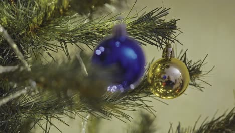 Weihnachtsbaum-Und-Ornamente-Mit-Lichtern