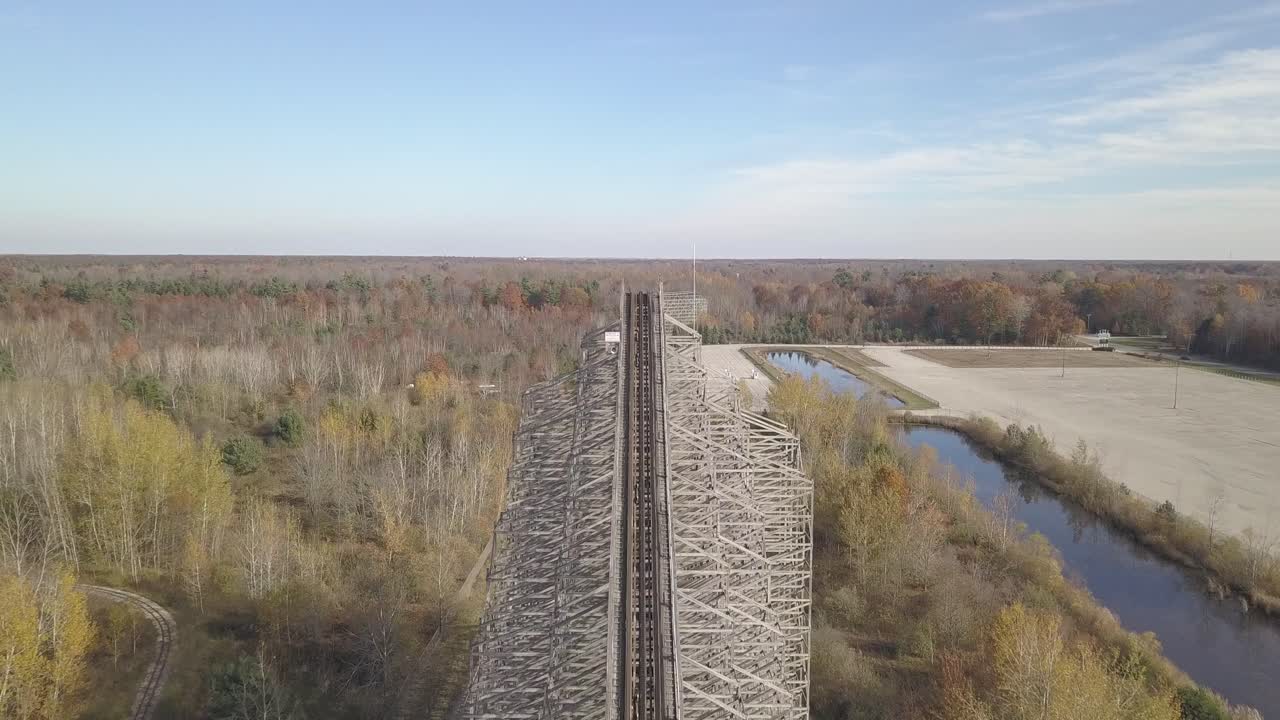 antena a lo largo de la cima de la montaña rusa en el parque de diversiones cerrado en michigan