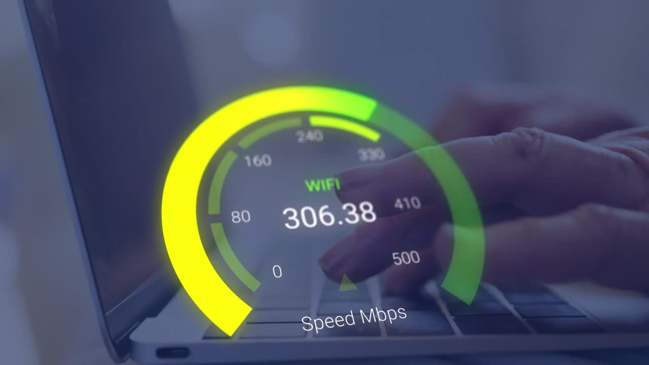 animación del velocímetro amarillo sobre las manos de un hombre caucásico usando una computadora portátil