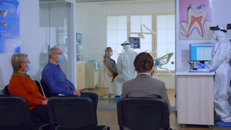 pacientes con máscaras de protección que esperan al médico en la clínica dental