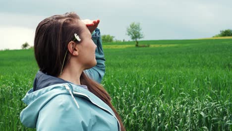 A-young-woman-with-a-daisy-in-her-hair-looks-up-into-the-sky