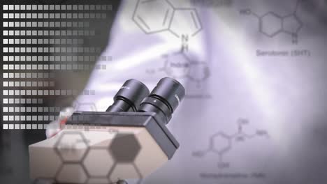 Científicos-Mirando-A-Través-De-Un-Microscopio