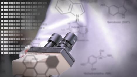 científicos mirando a través de un microscopio