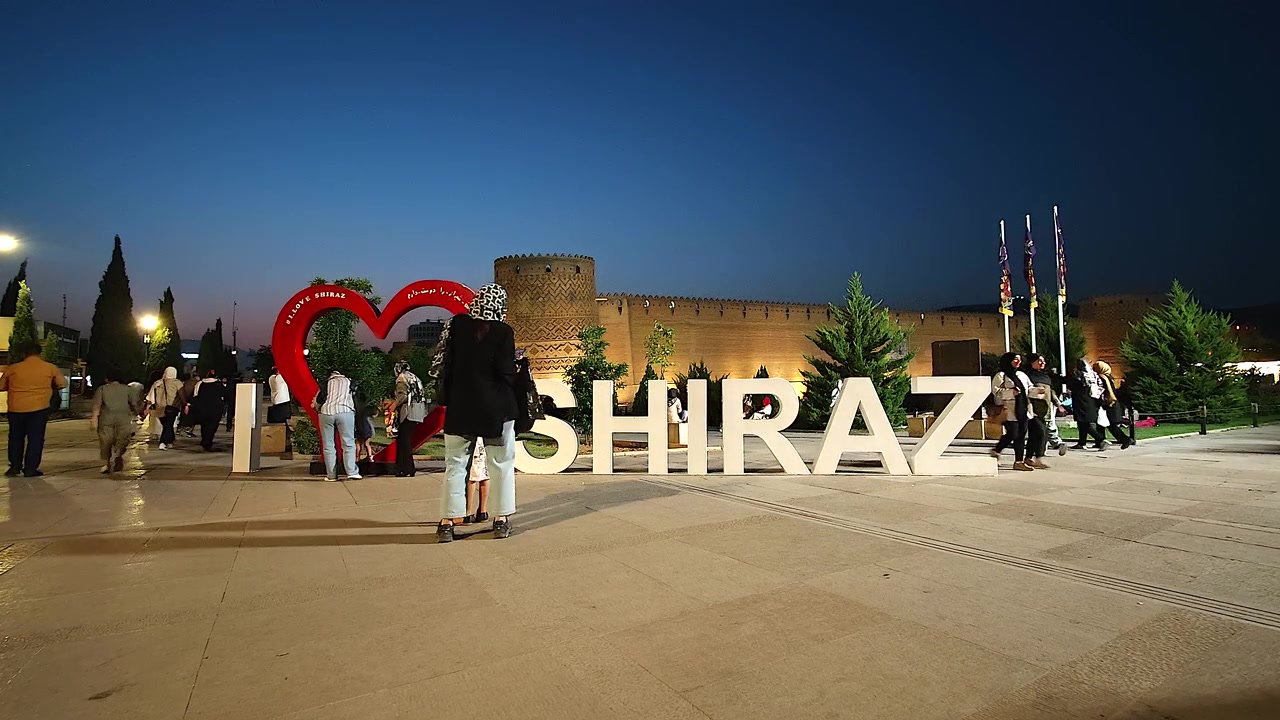 Gece "I Love Shiraz" Tabelasını Ziyaret Eden İnsanlar