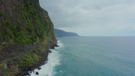 Costa-Con-Olas-Horizonte-Panorámico-Del-Océano-Con-Acantilados-Cielo-Panorámico-Levantando-Drone-Shot-Madeira