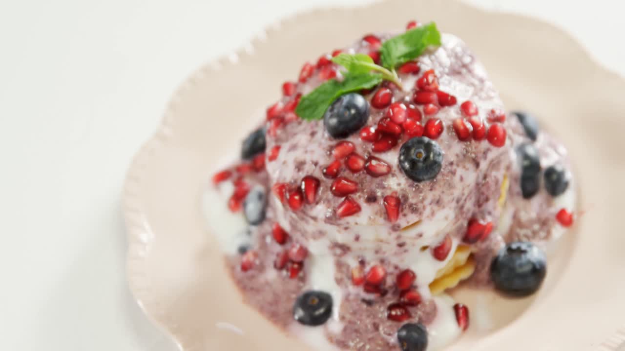 4k 4k 접시에 놓인 과일로 와플 아이스크림 가리니