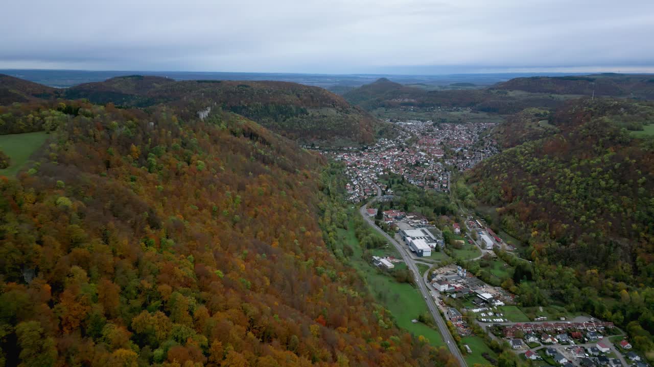 el pueblo de balzers en liechtenstein en el valle de autumn en alemania